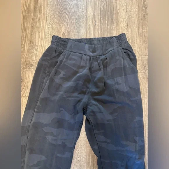 Splendid Women’s Dark Black Gray Camo Print Joggers Size Small Silky - Picture 2 of 5